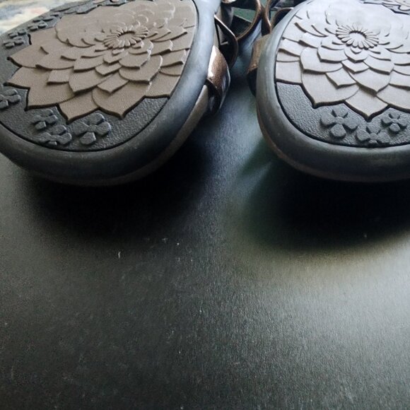 Vionic Sandals-Bronze "Cathy" Triple Strap-Adjustable-Excellent Pre-owned-9 US - Picture 5 of 12